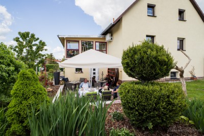 Frauenbergers Erlebnisküche mit Sommerterrasse und Kräutergarten in Ebenheim Thüringen