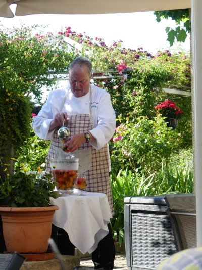 Frauenberger serviert seine Sommerbowle