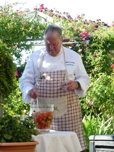 Frauenberger serviert seine Sommerbowle