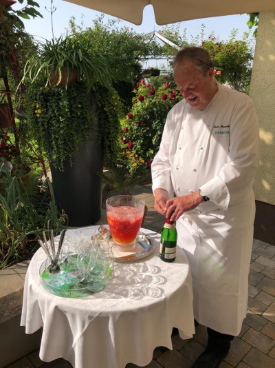 Herbert Frauenberger begrüßt seine Gäste mit Sommerbowle Herbert Frauenberger begrüßt seine Gäste mit Sommerbowle