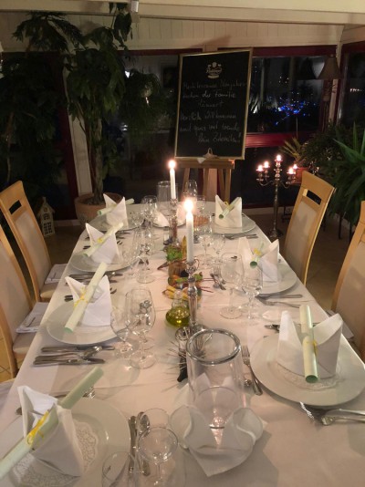 abendlicher Tisch im Wintergarten in Ebenheim abendlicher Tisch im Wintergarten in Ebenheim