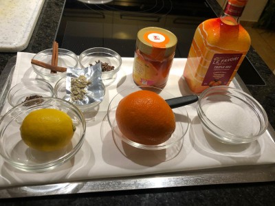Orange zur Weihnachtszeit die Zutaten stehen bereit Orange zur Weihnachtszeit die Zutaten stehen bereit