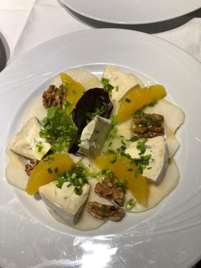 Käsesalat mit Walnüssen Käsesalat mit Walnüssen