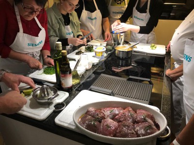 Koch-Vorbereitung mit den Gästen in Frauenbergers Kochschule Koch-Vorbereitung mit den Gästen in Frauenbergers Kochschule