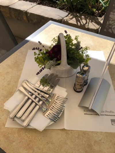 Outdoor-Terrasse in Frauenbergers Kräutergarten Outdoor-Terrasse in Frauenbergers Kräutergarten