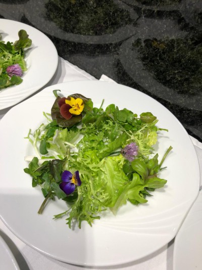 Salate mit essbaren Blüten sind etwas Besonders für Gaumen und Auge Salate mit essbaren Blüten sind etwas Besonders für Gaumen und Auge